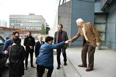 La visite de la ministre a débuté par une rencontre avec Jean-Marie Lehn, prix Nobel de chimie 1987 (à droite) et Thomas Ebbesen, prix Kavli 2014 (au second plan).